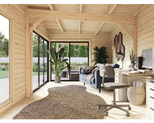 Helles Holzhütteninterieur mit Schreibtisch, Bürostuhl und Sofa.