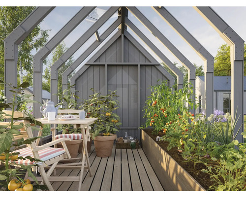 Gewächshaus mit Esstisch und Tomatenpflanzen