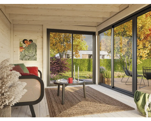 Helle Veranda mit Sitzgruppe, Teppich und Blick in den Garten