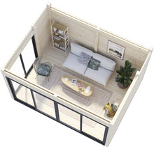 Innenansicht eines Gartenhauses mit Sofa, Tisch, Regalen und Fenstern