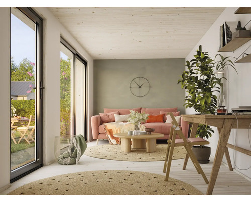 Wohnzimmer mit Sofa, Tisch, Teppich, Pflanze und Fenster zum Garten