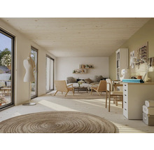 Heller Wohnraum mit Sitzgruppe, Schneiderpuppe und Arbeitsbereich