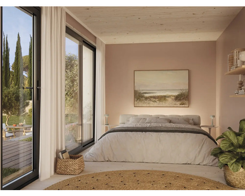 Helles Schlafzimmer mit Doppelbett, Gemälde und großen Fenstern mit Zugang zum Garten