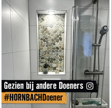Modernes Badezimmer mit Dusche und Dekoration