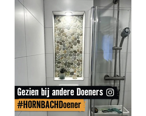 Modernes Badezimmer mit Dusche und Dekoration