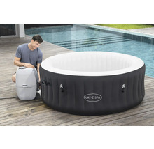 Aufblasbarer Lay-Z-Spa Miami Whirlpool mit Mann und Pumpe auf einer Holzterrasse neben einem Pool