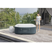 Aufblasbarer Lay-Z-Spa Whirlpool wird mit einem Wasserschlauch befüllt.