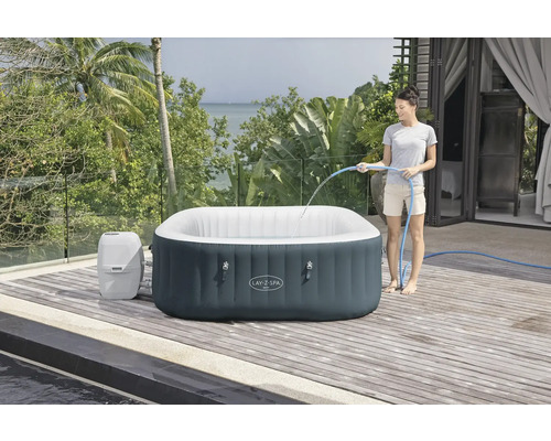 Aufblasbarer Lay-Z-Spa Whirlpool wird mit einem Wasserschlauch befüllt.