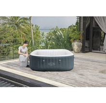 Aufblasbarer Lay-Z-Spa Whirlpool mit Frau im Garten auf der Holzterrasse.
