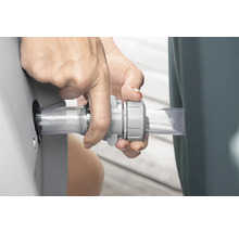 Installation einer transparenten Schlauchverbindung an einem Wasserbehälter