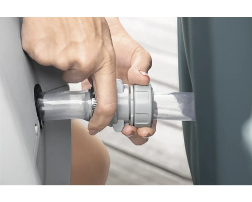 Installation einer transparenten Schlauchverbindung an einem Wasserbehälter