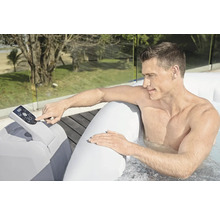 Mann bedient ein aufblasbares Whirlpool-Kontrollpanel im Freien