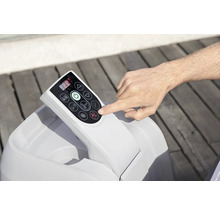 Bedienfeld eines Whirlpools mit einer Hand, die einen Knopf drückt