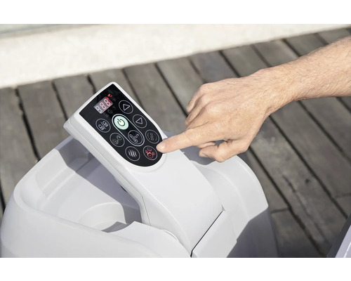 Bedienfeld eines Whirlpools mit einer Hand, die einen Knopf drückt