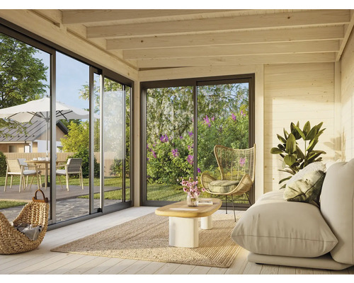 Helle Veranda mit Sitzgruppe, Sofa, Teppich und Blick in den Garten durch große Fenster