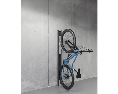 Fahrrad an einer Wandhalterung befestigt