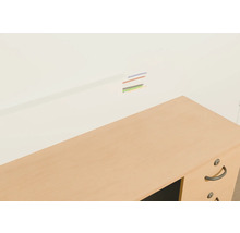 Schreibtisch mit Kabelführung an der Wand