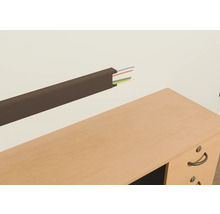 Aufputz-Kabelkanal mit Kabeln über einem Schreibtisch