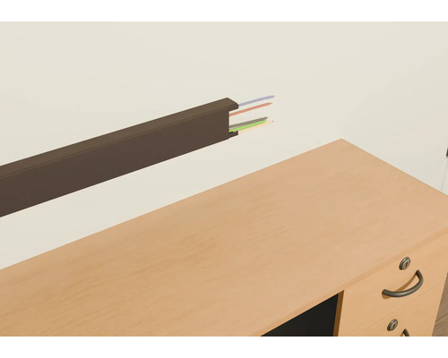 Aufputz-Kabelkanal mit Kabeln über einem Schreibtisch