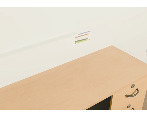 Schreibtisch mit Kabelschacht in der Wand