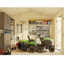 Gartenszene mit Rasentraktor, Werkzeugwand und Regalsystem in einem Holzgartenhaus
