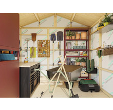 Gartenschuppen Innenansicht mit Werkbank, Regalen, Schubkarre und Gartengeräten.