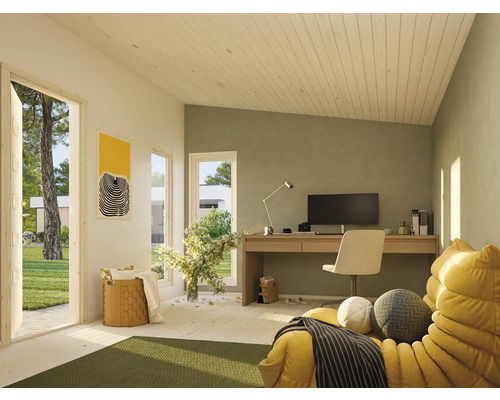 Heller Arbeitsbereich mit Schreibtisch, Bürostuhl und dekorativen Elementen in einem Haus mit Holzboden und Zimmerdecke.