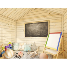 Innenraum eines Spielhauses mit Tafel, Staffelei und Spielzeug