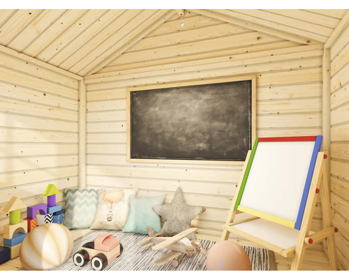 Innenraum eines Spielhauses mit Tafel, Staffelei und Spielzeug