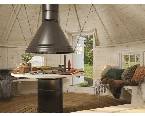 Innenansicht eines Grillhauses mit zentralem Grilltisch und Essecke.