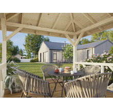 Holzpavillon mit Gartenmöbeln im Außenbereich