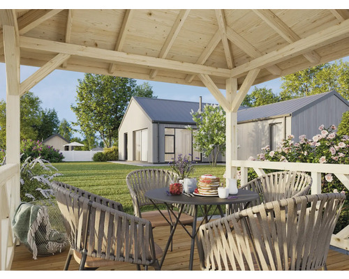 Holzpavillon mit Gartenmöbeln im Außenbereich