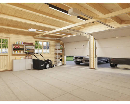 Helle Garage mit Holzwänden, Rasenmäher und zwei Autos