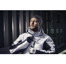 Mann in Arbeitsjacke mit Kapuze, Mütze und Handschuhen