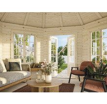 Holzgartenhaus mit Möbeln, Fenstern und Doppeltür