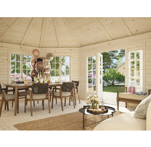 Helles Holzhaus mit Esstisch, Stühlen, Dekoration und geöffneten Fenstern zum Garten.