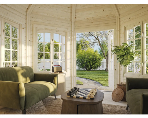 Heller Pavillon mit Sitzgelegenheiten, Schachbrett und Blick in den Garten