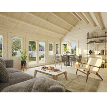 Helles Holzzimmer mit Sofa, Tisch, Stühlen und Regalen für ein freundliches Ambiente.