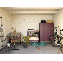 Helle Gartenlaube mit Schubkarre, Gartengeräten, Regal und Fahrrad