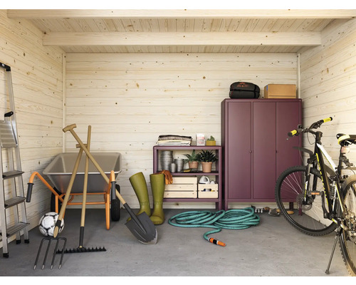 Helle Gartenlaube mit Schubkarre, Gartengeräten, Regal und Fahrrad