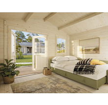 Helles Zimmer mit Holzwänden, Bett und geöffneter Tür zum Garten