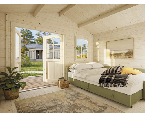 Helles Zimmer mit Holzwänden, Bett und geöffneter Tür zum Garten