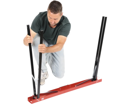 Mann montiert eine Montierhilfe für Autoglas.