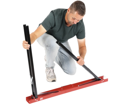 Eine Person montiert eine Paneelschneidvorrichtung.