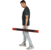 Mann trägt eine Richtlatte mit Griff