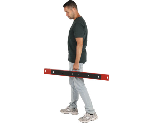 Mann trägt eine Richtlatte mit Griff