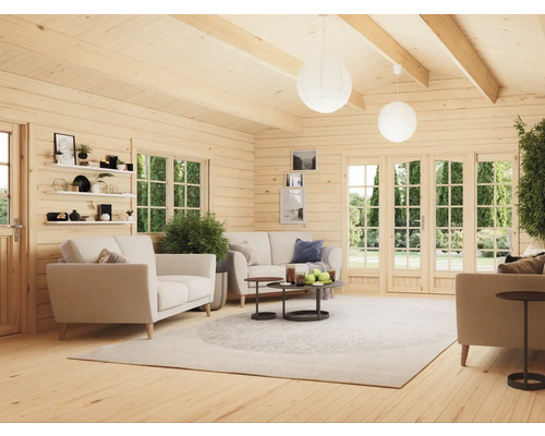 Wohnzimmer in einem Holzhaus mit Sofas, Teppich und Fenstern