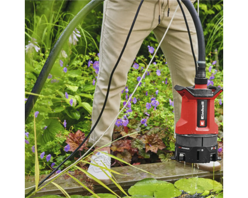 Einhell Logo. Tauchpumpe im Einsatz in einem Gartenteich.