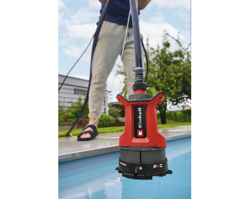 Einhell PXC Tauchpumpe im Einsatz zur Wasserentleerung