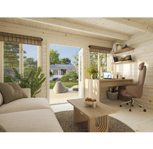 Innenansicht eines hellen Holzhauses mit Wohn- und Arbeitsbereich, ausgestattet mit Sofa, Schreibtisch und Bürostuhl